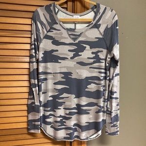 Peyton Jensen snap cuff camo long sleeve tee